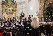 BLAGDANSKI UGOĐAJ U CRKVI Održan Božićni koncert OGŠ i Tamburaškog orkestra Pakrac