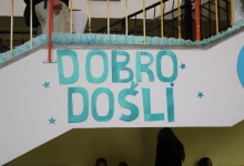 POČETAK NOVE ŠKOLSKE GODINE: Darivanje prvašića u osnovnoj školi i popunjeni kapaciteti srednje škole