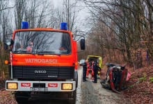 Zbog neprilagođene brzine sletio s ceste, vozač odbio alkotest