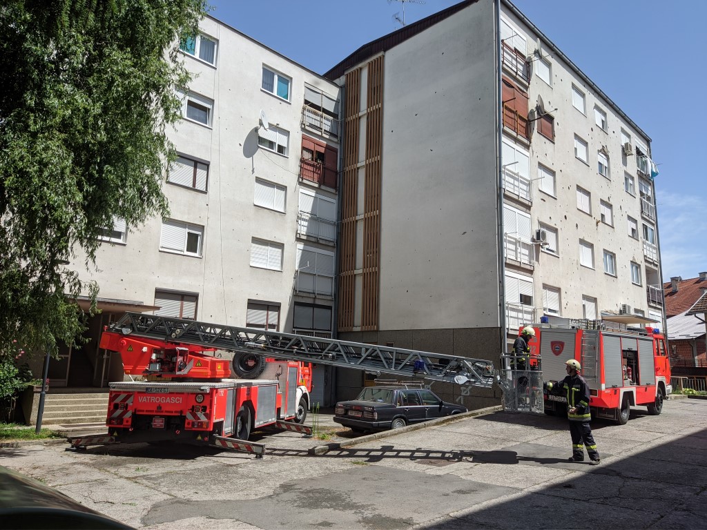 NEVRIJEME PROUZROČILO MATERIJALNU ŠTETU Jak olujni vjetar uništio krov zgrade!