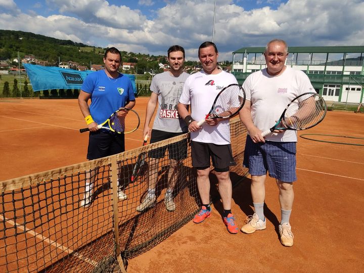 TENISKA LIGA PAROVA Ligu predvode Gurdon/J. Rosić i Hofman/Ajman