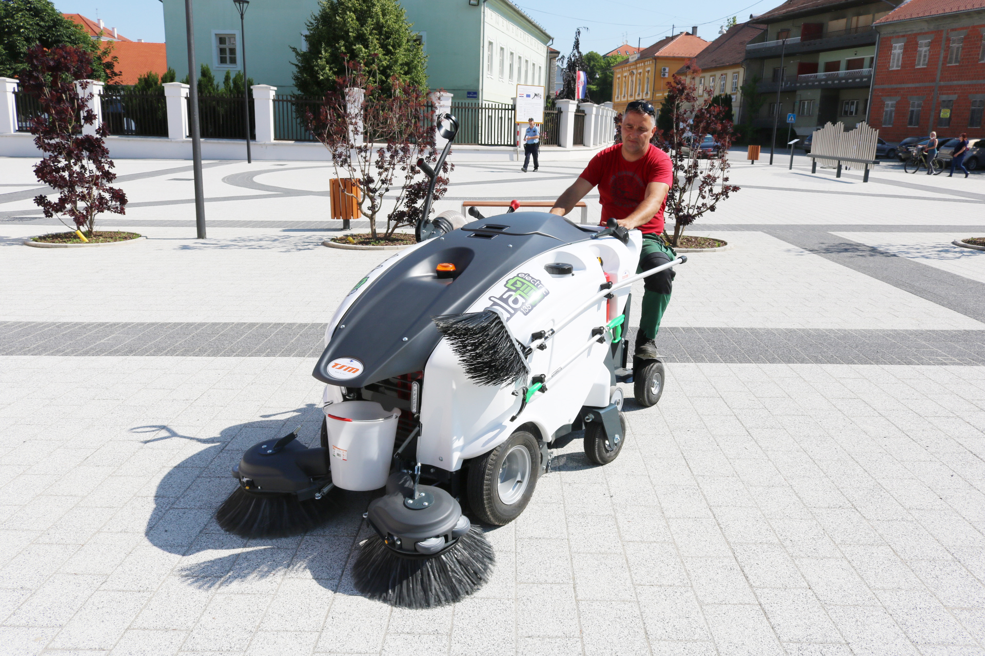 VIŠENAMJENSKA ČISTILICA Komunalnom pogonu stigao električni pomoćnik