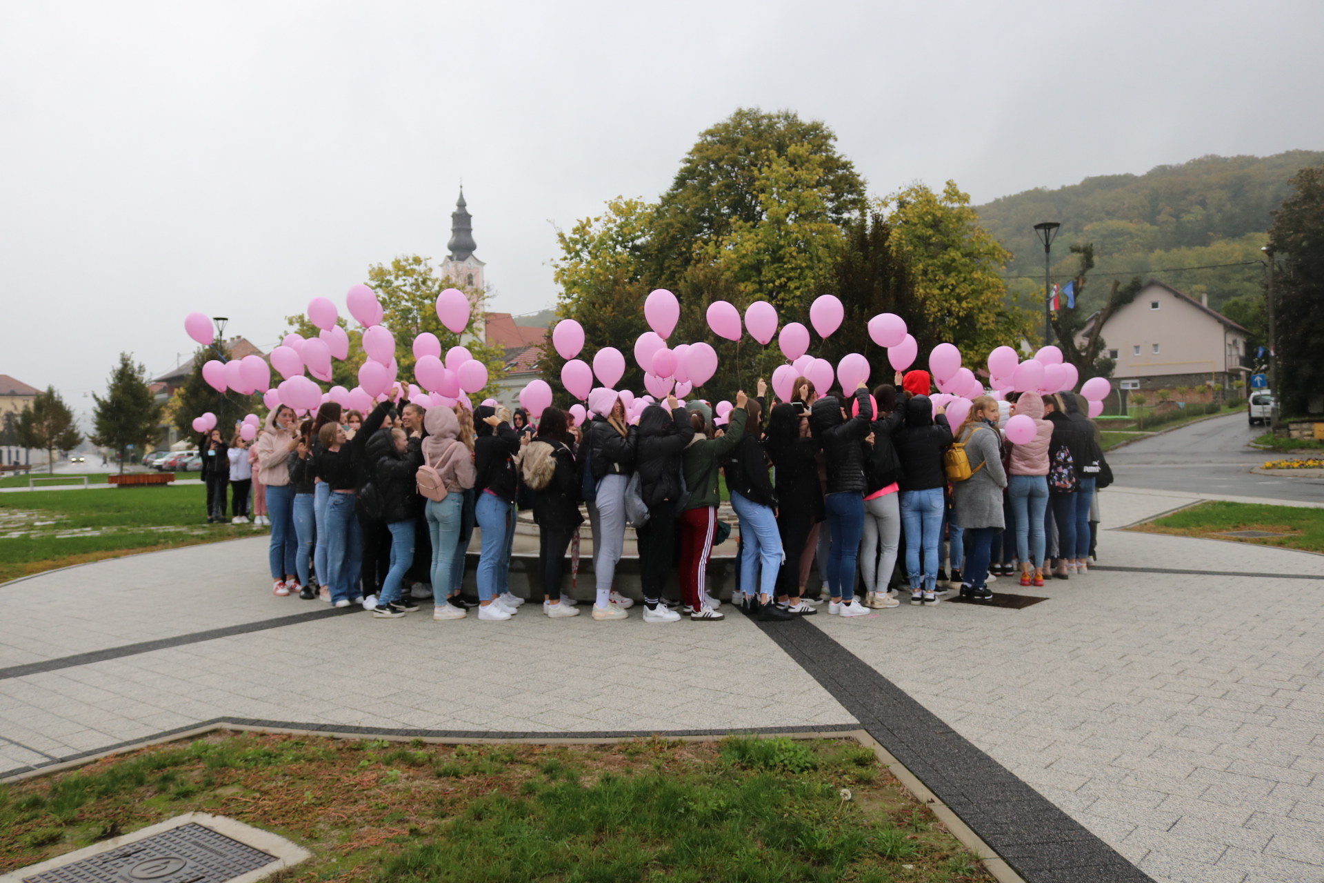 SREDNJA ŠKOLA PAKRAC Učenici obilježili "Ružičasti listopad"