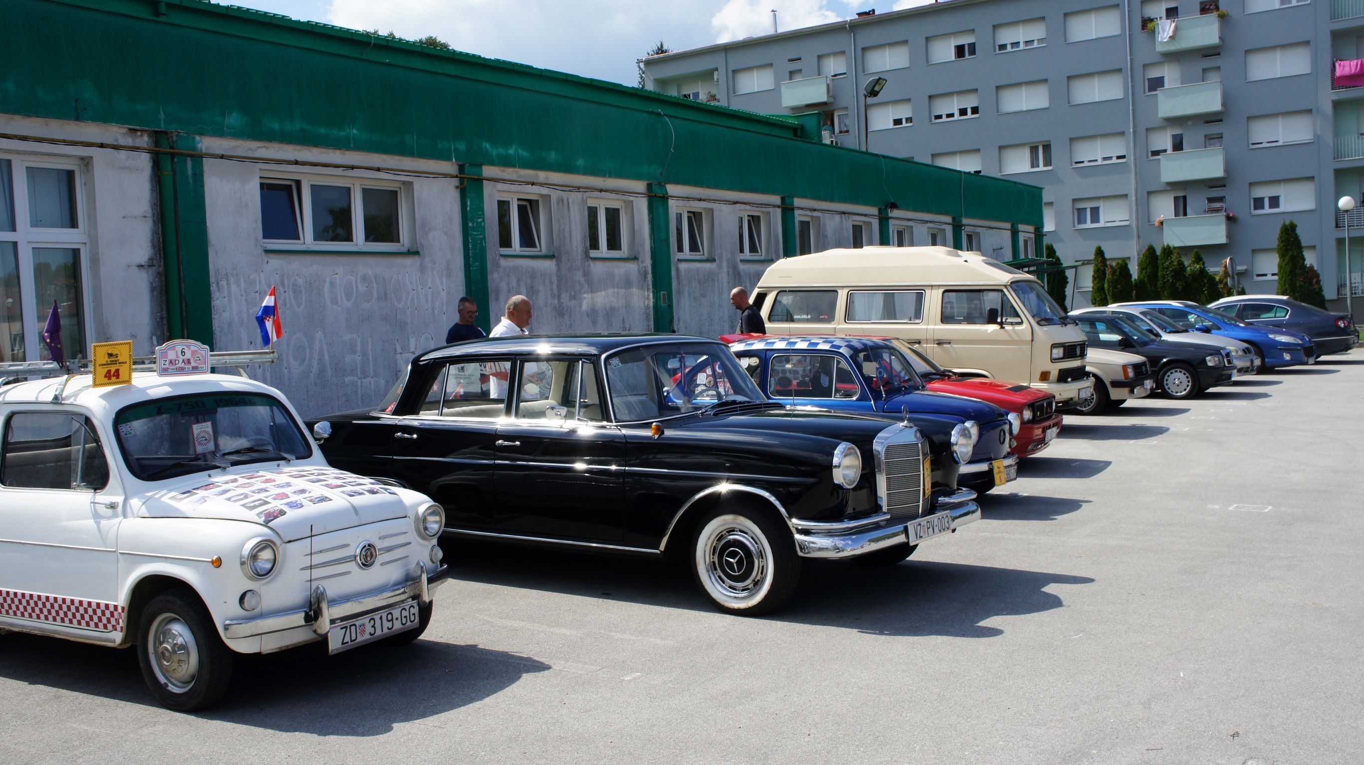 FOTO ZAPIS -  JUČER NA PAKRAČKOJ TRŽNICI: Izložba starih automobila i motocikla