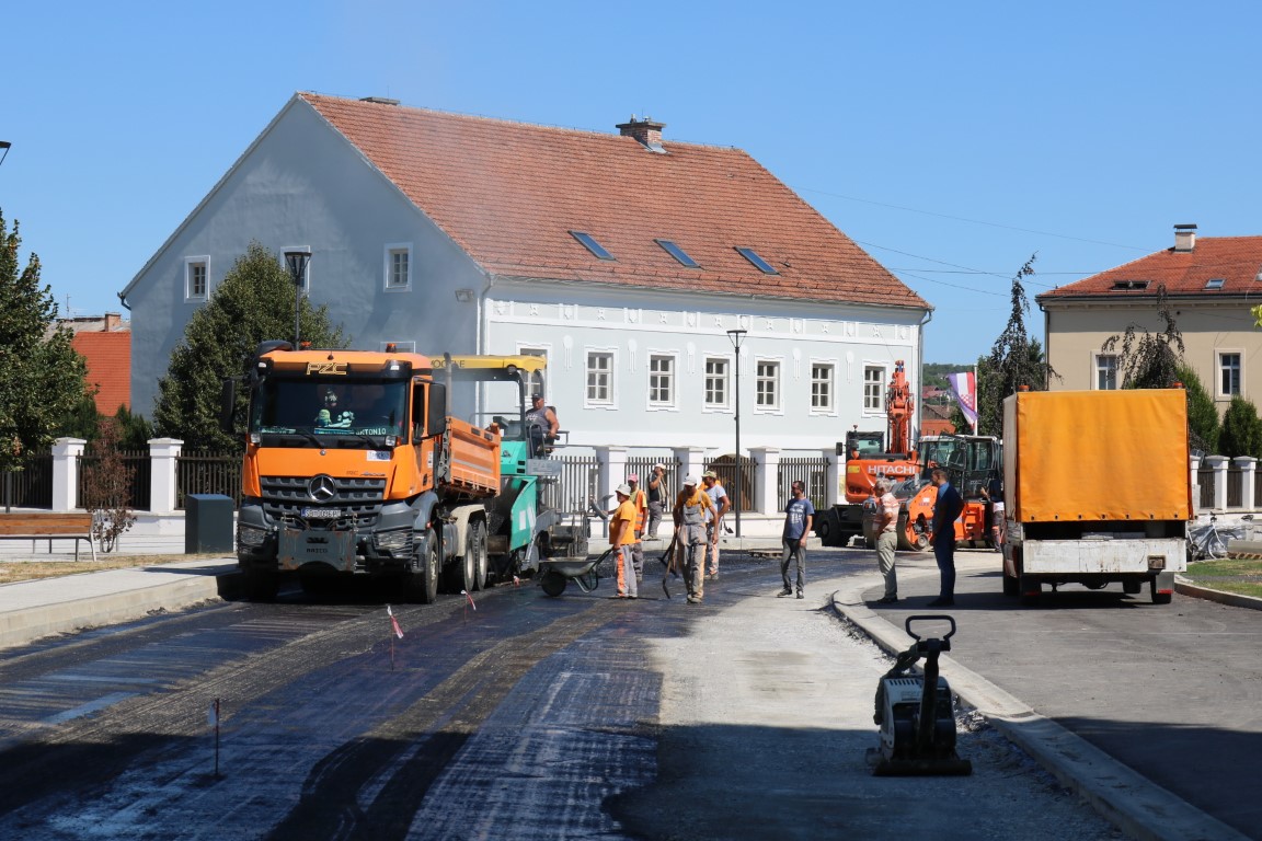 RADOVI NA TRGU Polaže se asfalt