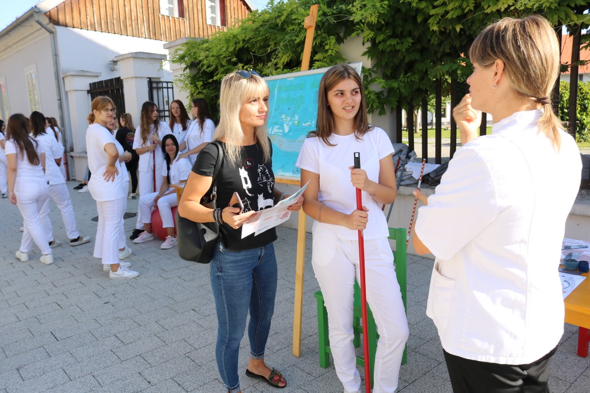 PAKRAČKI SREDNJOŠKOLCI NA GRADSKOJ ŠETNICI Obilježili Međunarodni dan fizioterapije