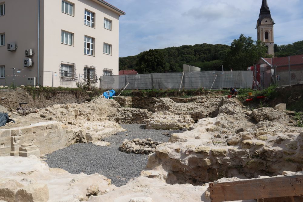 ARHEOLOŠKO NALAZIŠTE STAROG GRADA Otkrivene kamene podnice iz 15. stoljeća