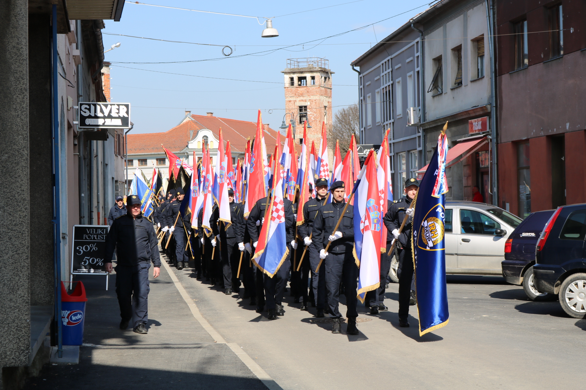 [FOTO] SVEČANI MIMOHOD GRADSKIM ULICAMA U koloni opet stotine sudionika