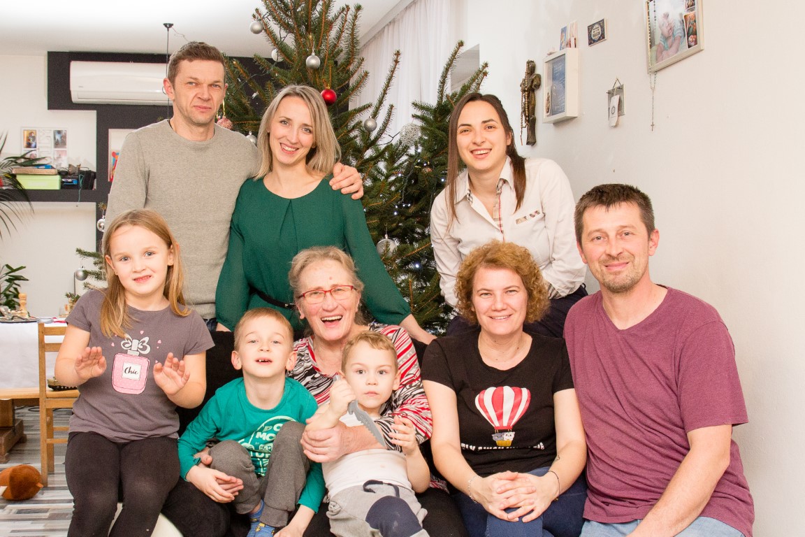 Brojna obitelj Kavajin Kurjak. Stoje s lijeva zet Ivan kćerke Milena i Martina. Donji red Sofia Max Marija Noa Suzana snaha i sin Mihael. Mala fotografija Helena. Medium