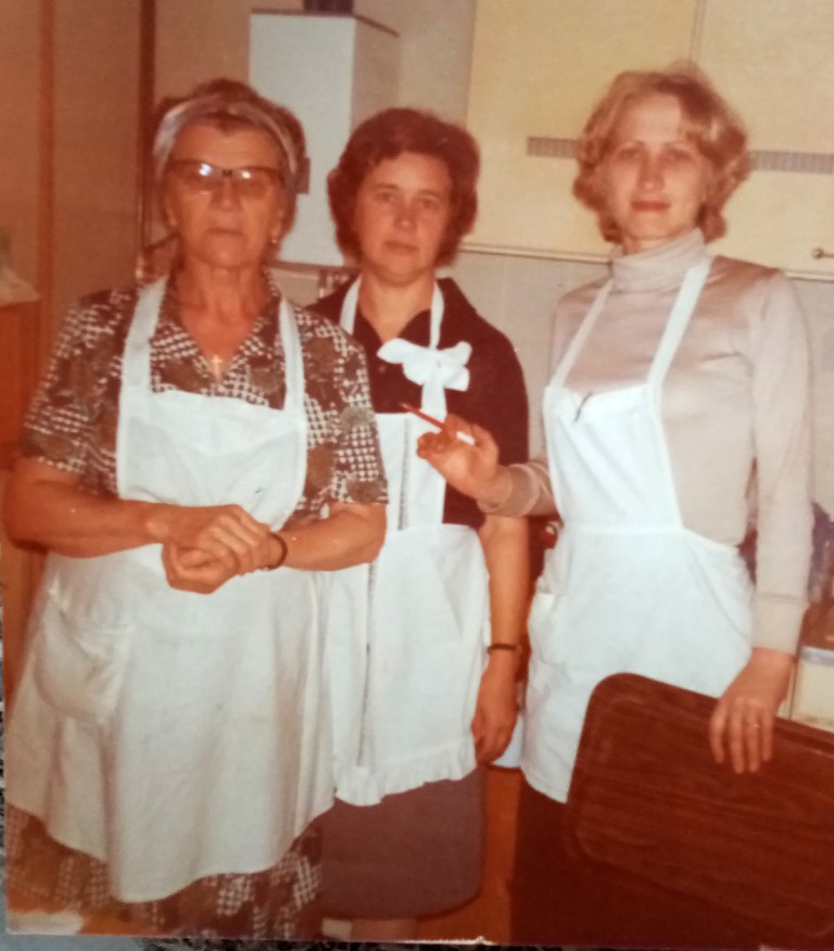 Rani dani planinarstva. U planinarskom domu s lijeva Marija Merić Margita Gombarević i Marija Medium