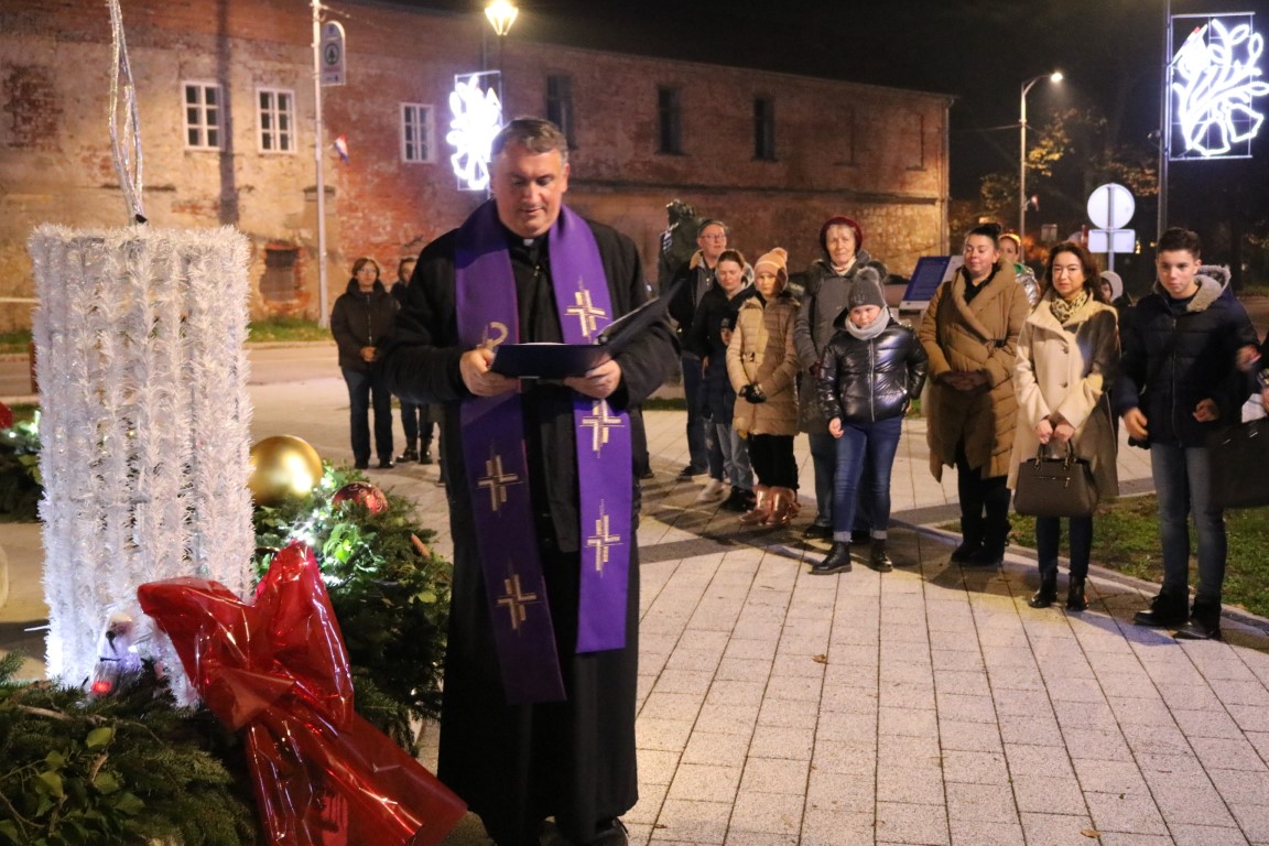 ADVENT U PAKRACU Na trgu zapaljena prva adventska svijeća