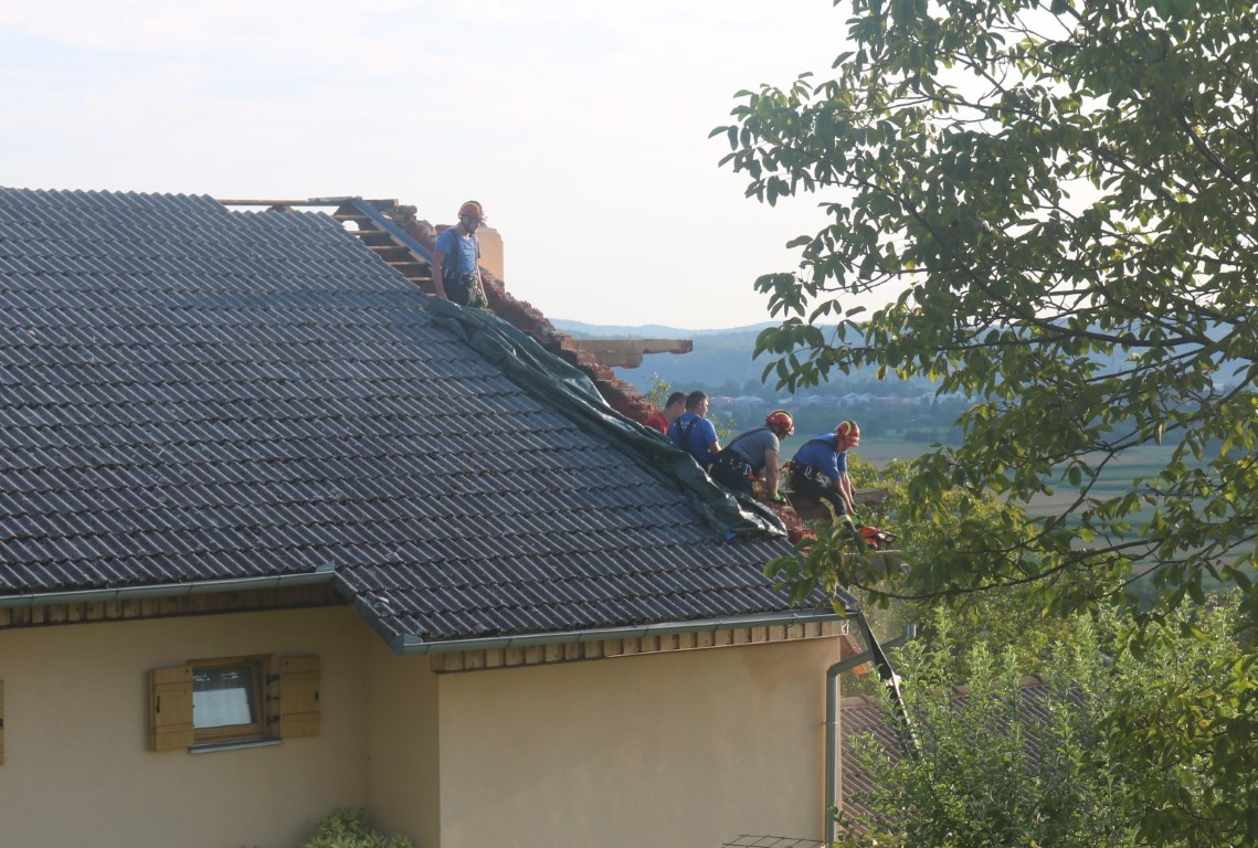 PAKRAČKI VATROGASCI NIKAD NE ZAKAŽU Nakon olujnog nevremena odradili 150 intervencija