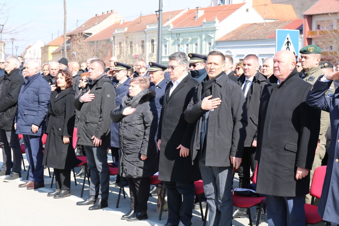 POVIJESNICA KOD SPOMENIKA HRVATSKIH BRANITELJA Ne slavimo rat nego hrabrost i odvažnost