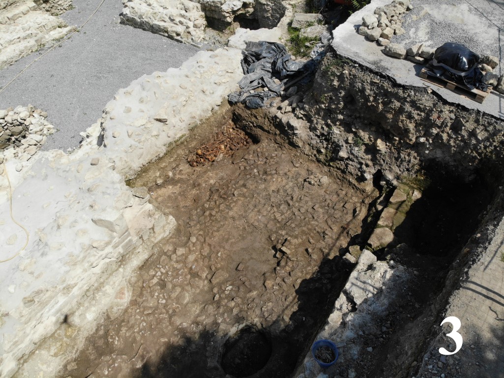 3.Južni sektor kosturnica i popločenje oblucima južne pomoćne prostorije s prijelaza 15. na 16. stoljeće Medium