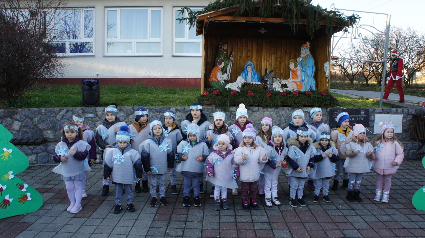 BOŽIĆNI SAJAM PREKOPAKRA Djed Božićnjak obradovao 130 djece