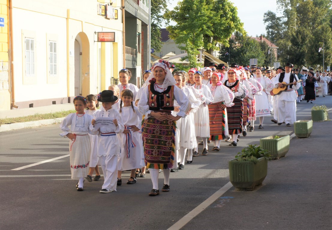 11. SMOTRA FOLKLORA Narodne nošnje, ples i pjesma na gradskim ulicama