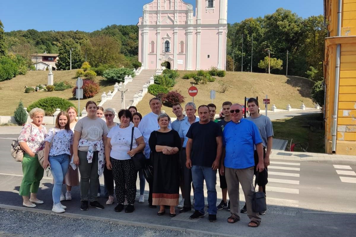 (PROMO) PREKOGRANIČNA SURADNJA ŽUPE PAKRAC I ŽUPE STARI ŽEDNIK Uređen prostor župnog dvora