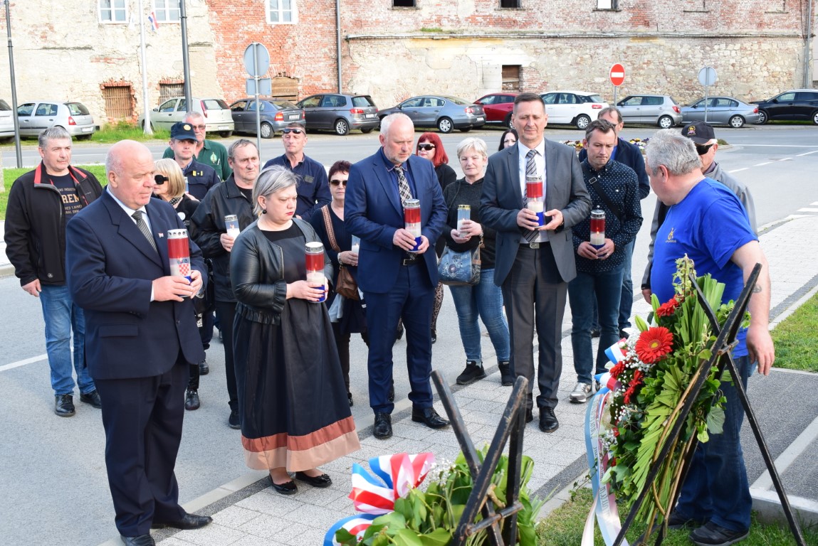 POLAGANJEM VIJENACA Obilježena 28. obljetnica „Bljeska“ i Dan branitelja Grada Pakraca