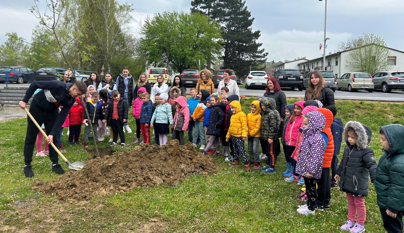 GEA PARK Ispred dvorane nova sadnica prijateljstva