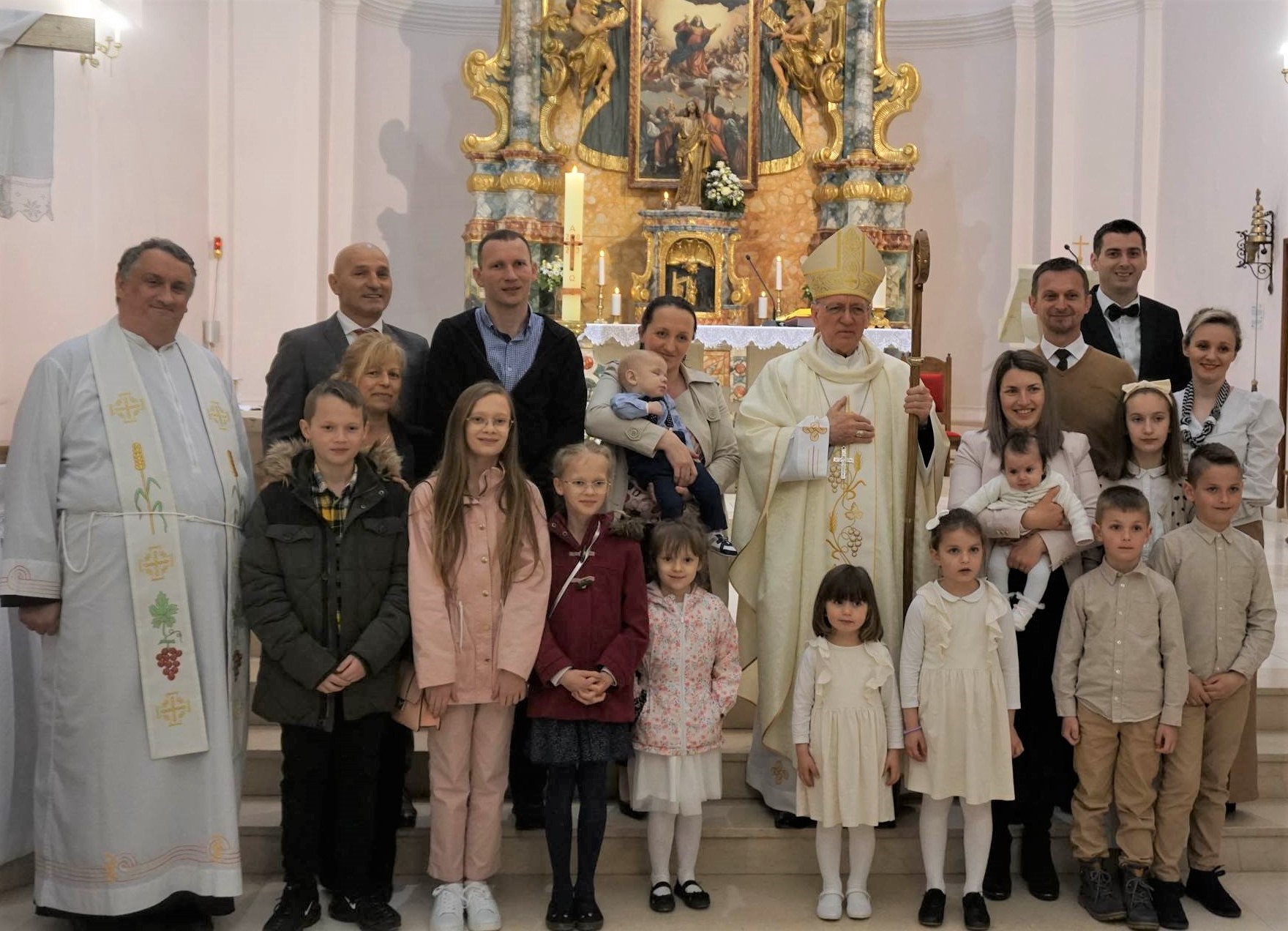 ŽUPA UBDM PAKRAC Biskup krstio šesto i peto dijete obitelji Kotorac i Tepeš