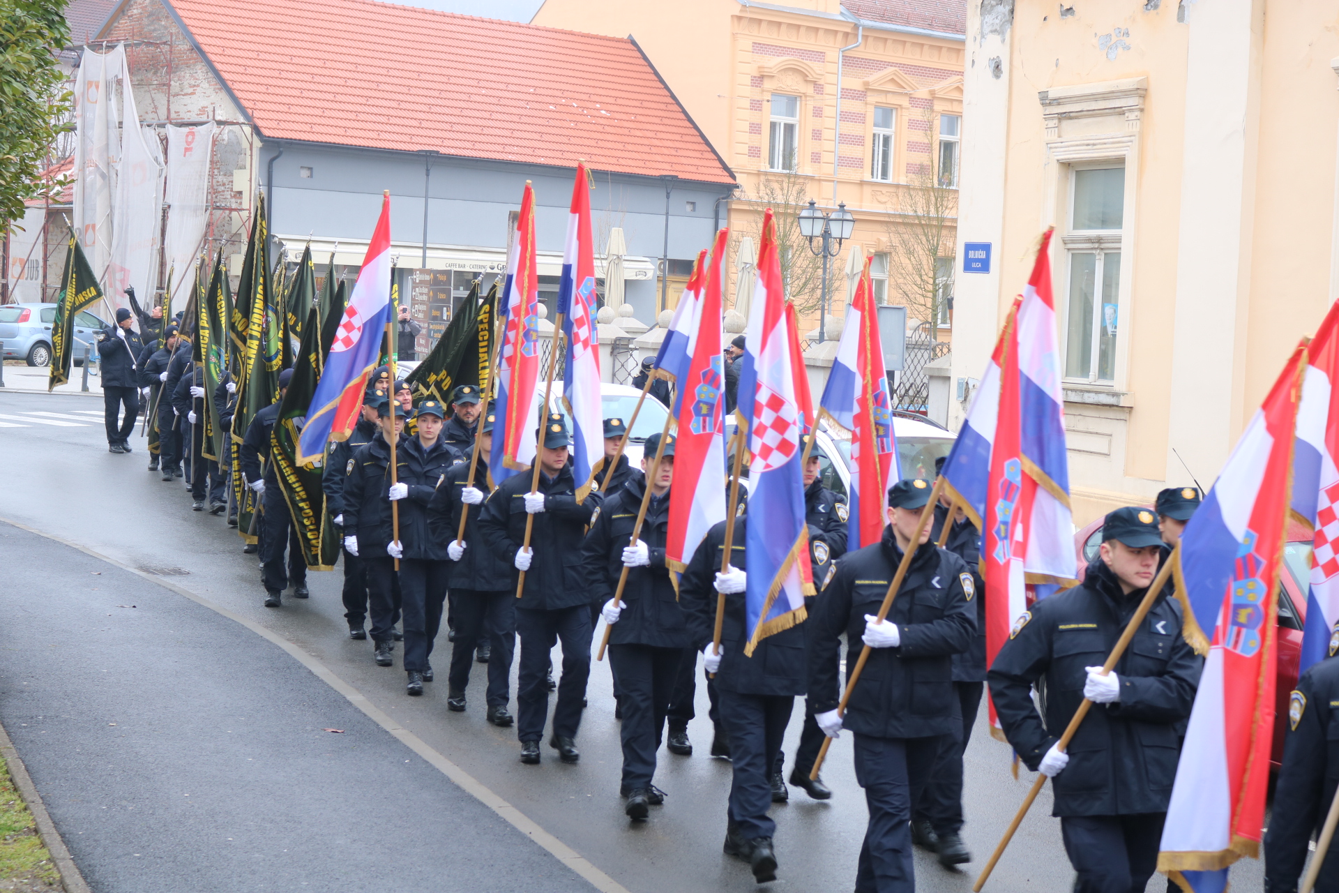 (FOTO) SVEČANI MIMOHOD GRADSKIM ULICAMA U koloni ponosa brojni građani i uzvanici