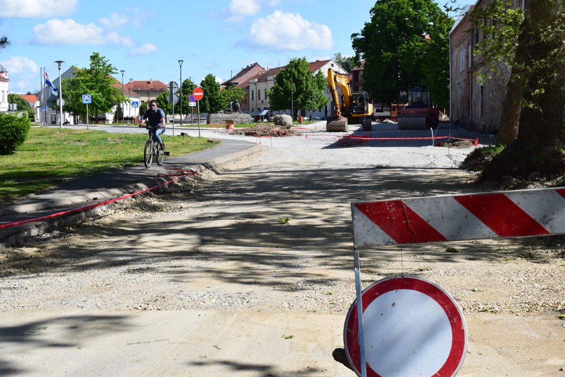 RADOVI NA TRGU B. JELAČIĆA Privremeno otvoren promet ispred Gradske uprave