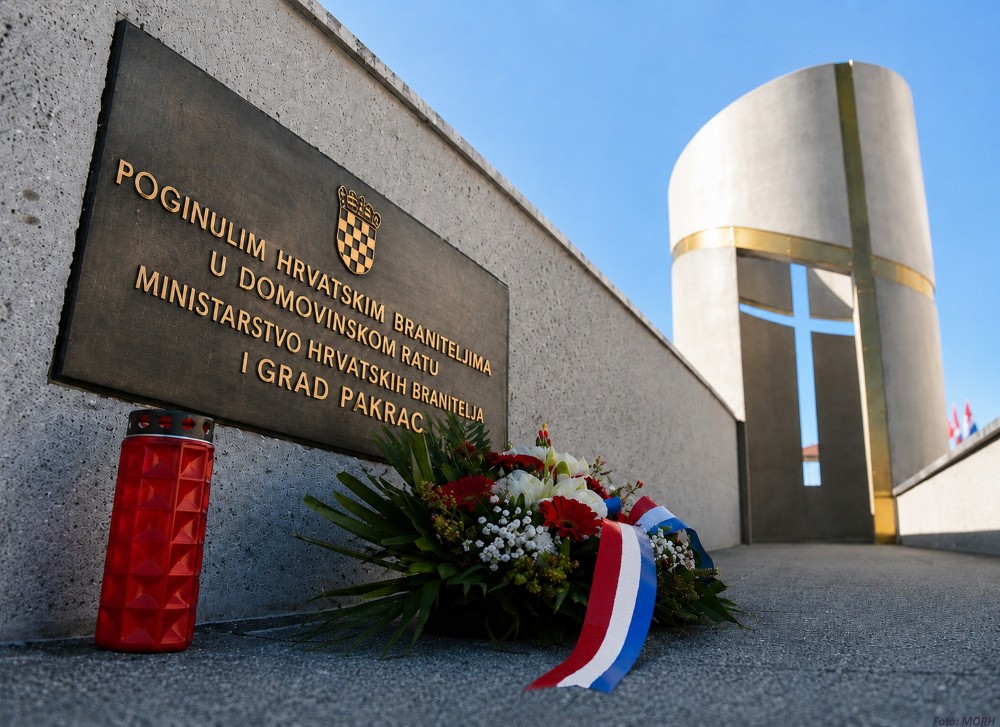 zadnjaslikagradcestitkaponos
