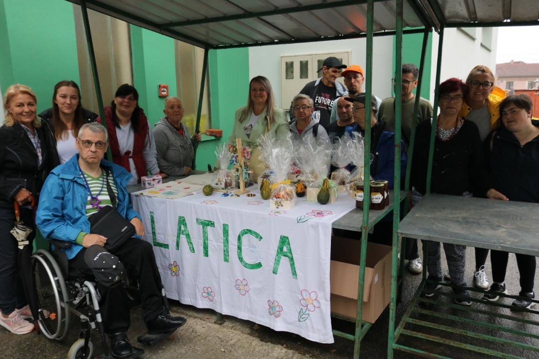 UDRUGA LATICA PAKRAC LIPIK Šareni štand na gradskoj tržnici