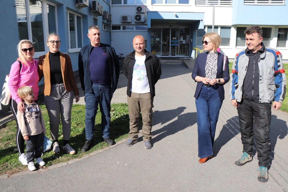 Tomislav Gašpar sasvim desno uz ravnateljicu Major i djelatnike Odjela pedijatrije istaknuo je koliko je pakačka bolnica važna za Daruvarčane