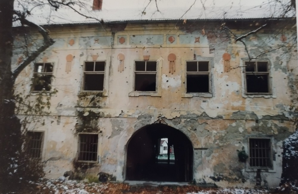 Ovako-je-izgledala-zgrada-kurije-Jankovi-u-kojoj-je-danas-OG-Pakrac-nakon-rata-a-prije-obnove