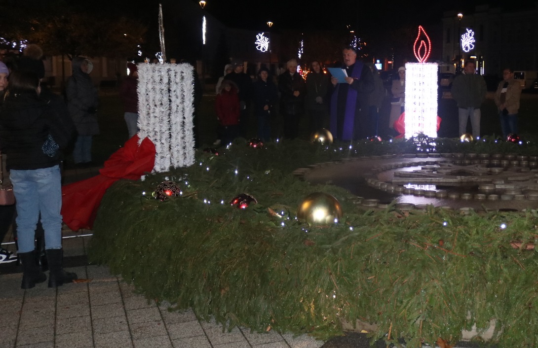 ADVENT U PAKRACU Na trgu i u Prekopakri zapaljene prve adventske svijeće