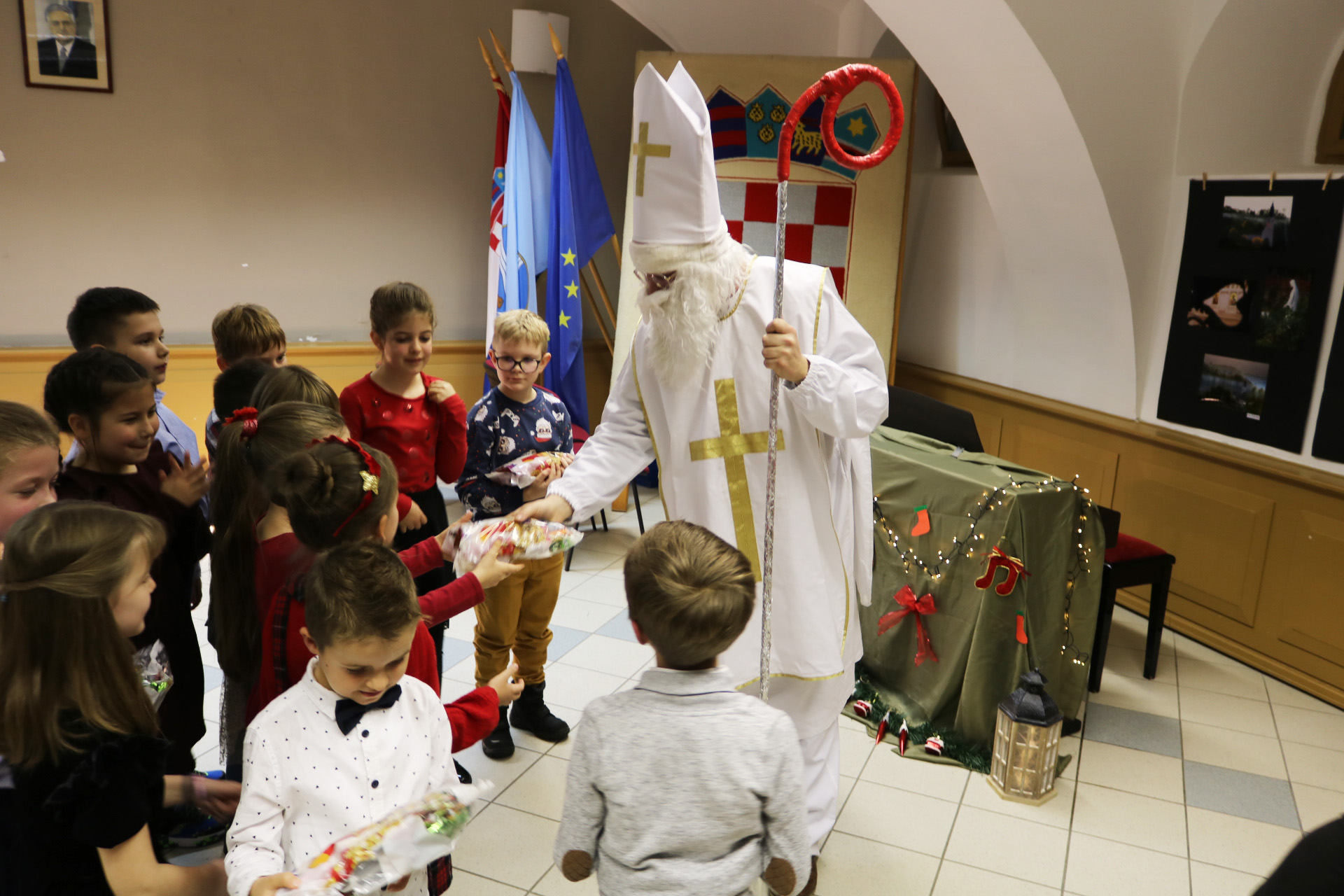 KONCERT U GRADSKOJ VIJEĆNICI Učenici glazbene škole pjesmom dozvali sv. Nikolu