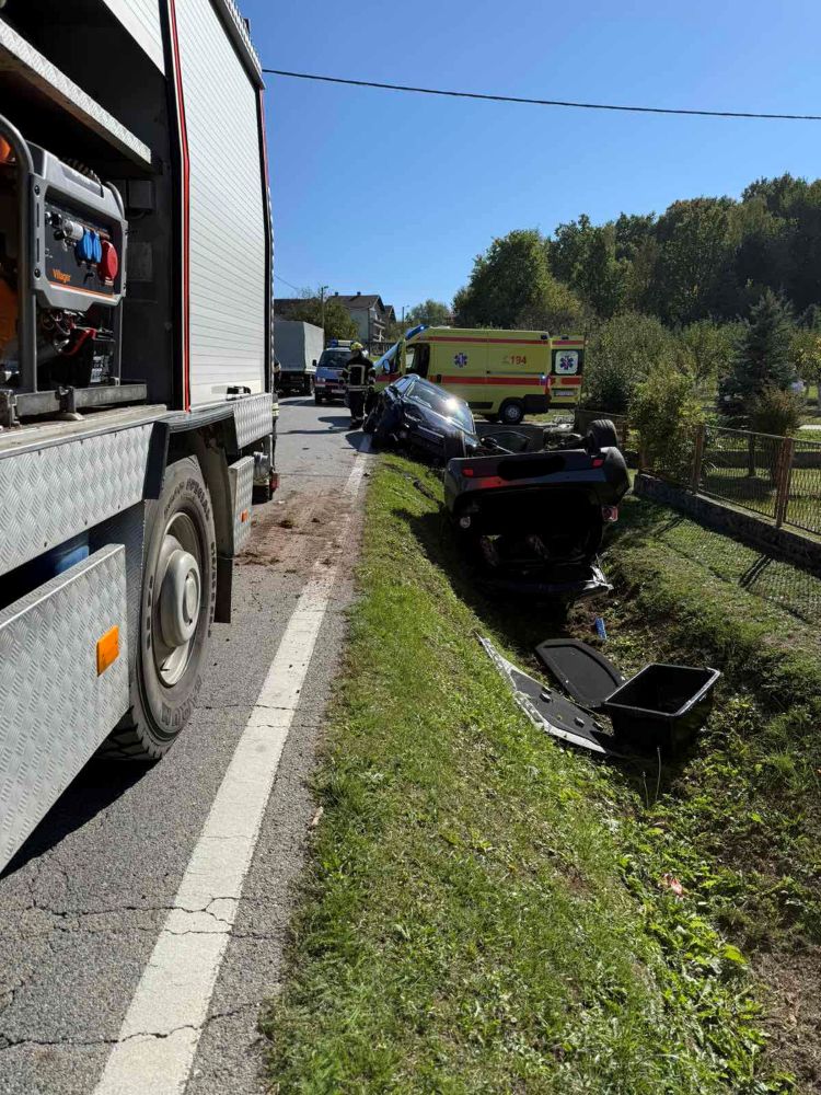 U sudaru dva osobna automobila lakše ozlijeđeno sedam osoba