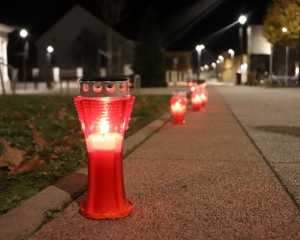 PAKRAC U SVJETLU LAMPIONA Građani odali počast žrtvama Domovinskog rata