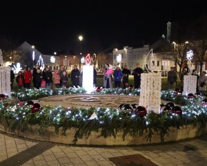 PALJENJE PRVE ADVENTSKE SVIJEĆE NA TRGU Počeo Advent u Pakracu