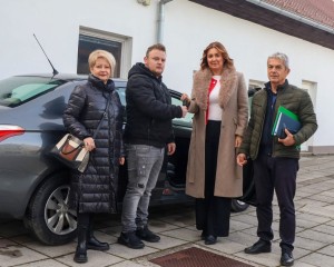 JAČANJE SKRBI ZA HRVATSKE BRANITELJE Županija ustupila vozilo pakračkom mobilnom timu