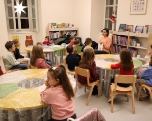 PRIČOM KROZ ADVENT Djeca uživala u čitaonici i kreativnoj radionici uz vruću čokladu