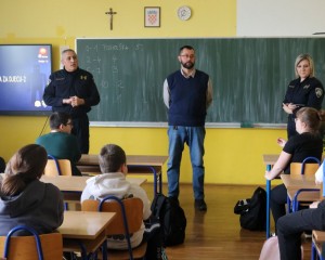 DAN SIGURNIJEG INTERNETA Policijska uprava požeško-slavonska održala predavanje u školama