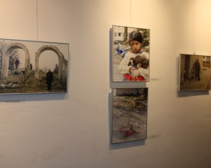 PAKRAC KROZ RATNI OBJEKTIV „Djevojčica s lutkom iz prašine“ osvojila prvo mjesto na izložbi