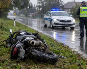 MOTOCIKLIST (24) TEŠKO OZLIJEĐEN Vozio mokrim kolnikom neprilagođenom brzinom